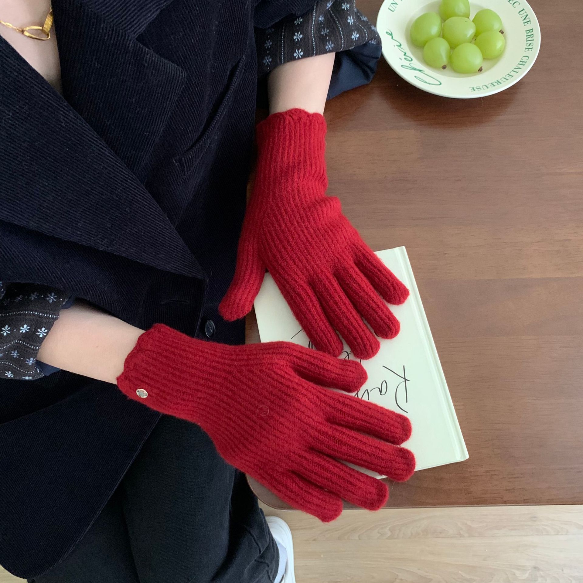 Solid color woolen gloves