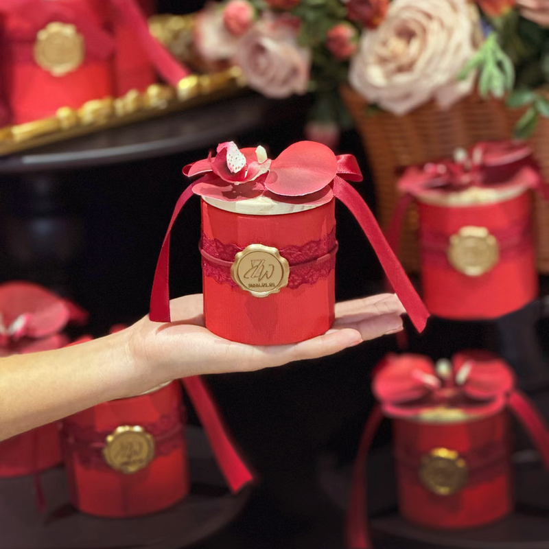木の蓋のテーブルの砂糖の箱の赤い本の同型の喜糖の箱の中国式の結婚の屋外の結婚式のアイデアの婚約の喜糖の箱|undefined