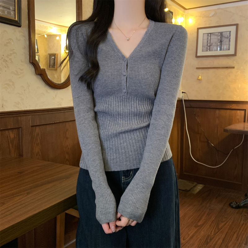 甜辣妹半开V领纽扣修身显瘦长袖针织打底衫女韩版气质露锁骨上衣|undefined