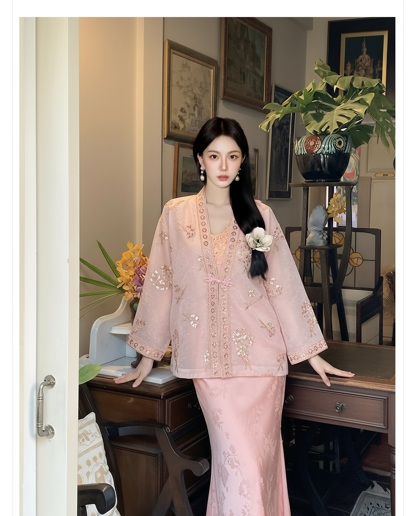 Bộ đầm dây kèm áo khoác thêu hoa phong cách Trung Hoa hiện đại — bộ đồ, đầm dây, Áo khoác màu hồng chi tiết 3