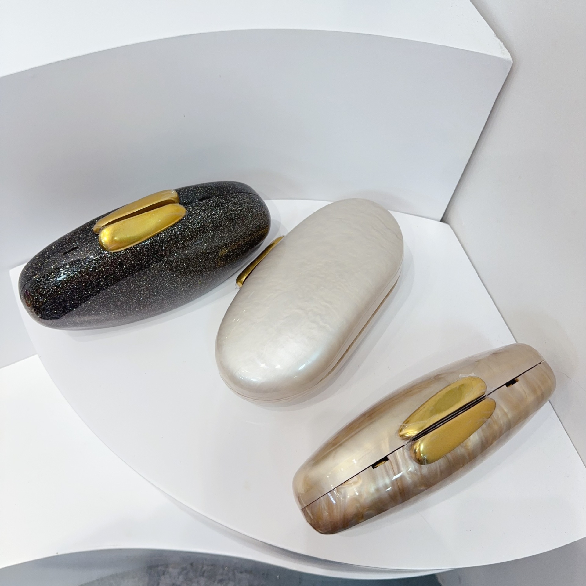 Nuevo paquete de cena de mujeres europeas y americanas transfronterizas un hombro inclinado en forma de concha acrílica bolsa de moda de boda vestido de noche mano