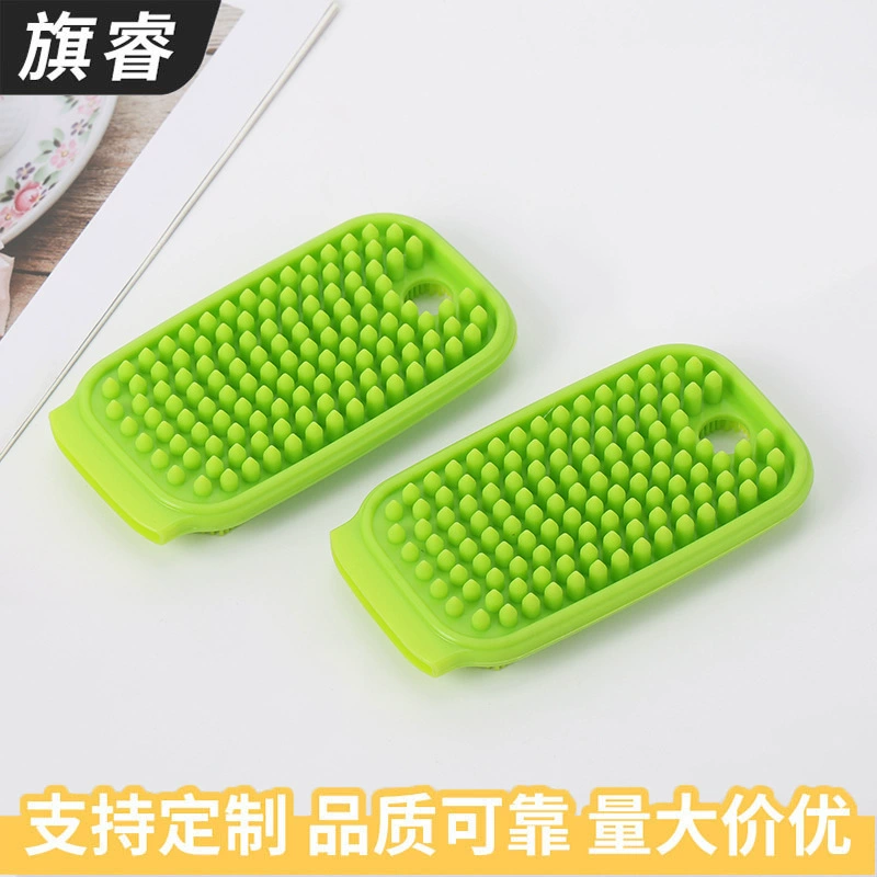 Кошки и собаки купаются в массажной расческе