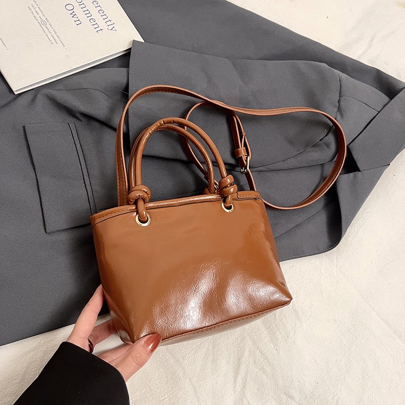 Bolsa de mano de cuero de aceite para mujeres 2024 nuevo otoño y invierno moda moda moda de mano portada con un hombro bolso de cubo