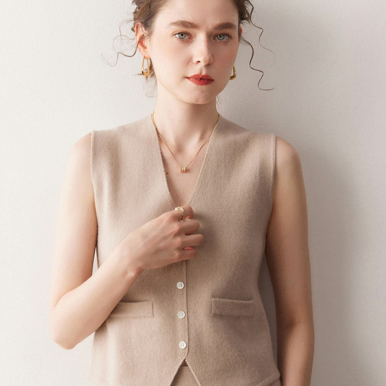 Three-Dimensional Baby Cashmere Vest, a Must-Have Versatile Knitted Cashmere Sweater Vest in the Old Money Style