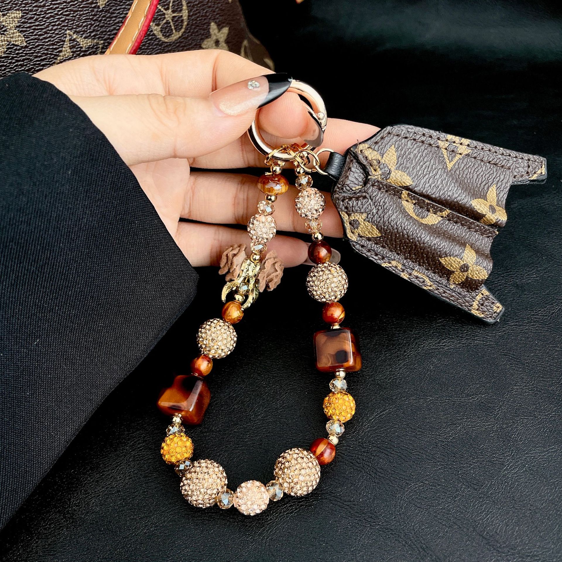 Boutique hecha a mano cadena de teléfono móvil de alta calidad mujer cadena corta moda LV ropa vieja serie de flores bolsos de teléfono móvil accesorios cortos