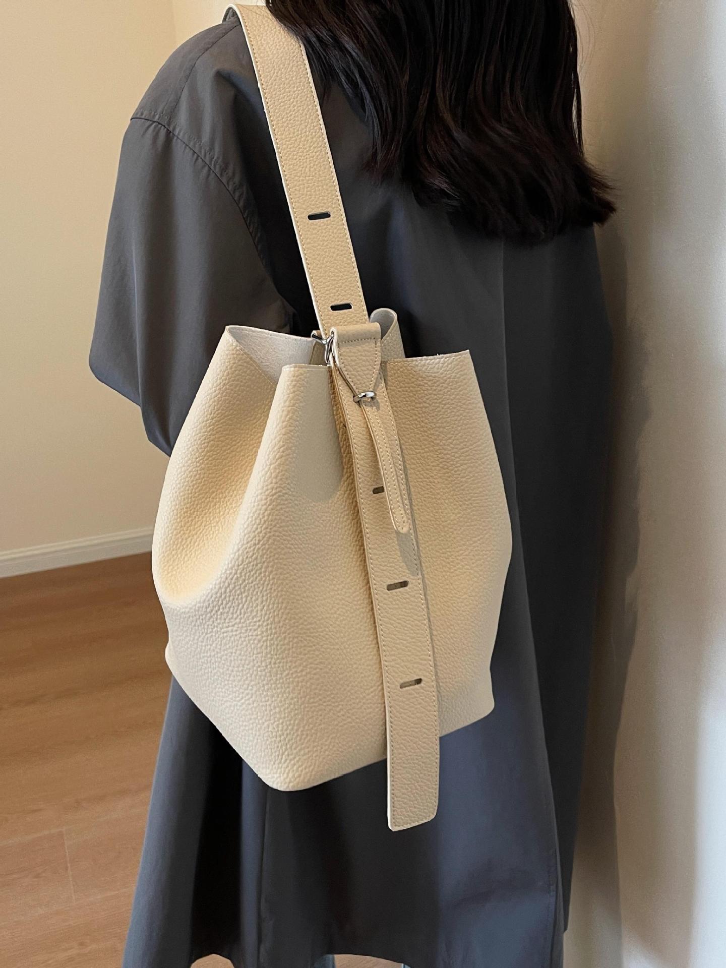 Bolso de cubo simple retro súper fuego transfronterizo para mujer 2025 nuevo bolso de hombro casual de todo fósforo Bolso Tote de gran capacidad