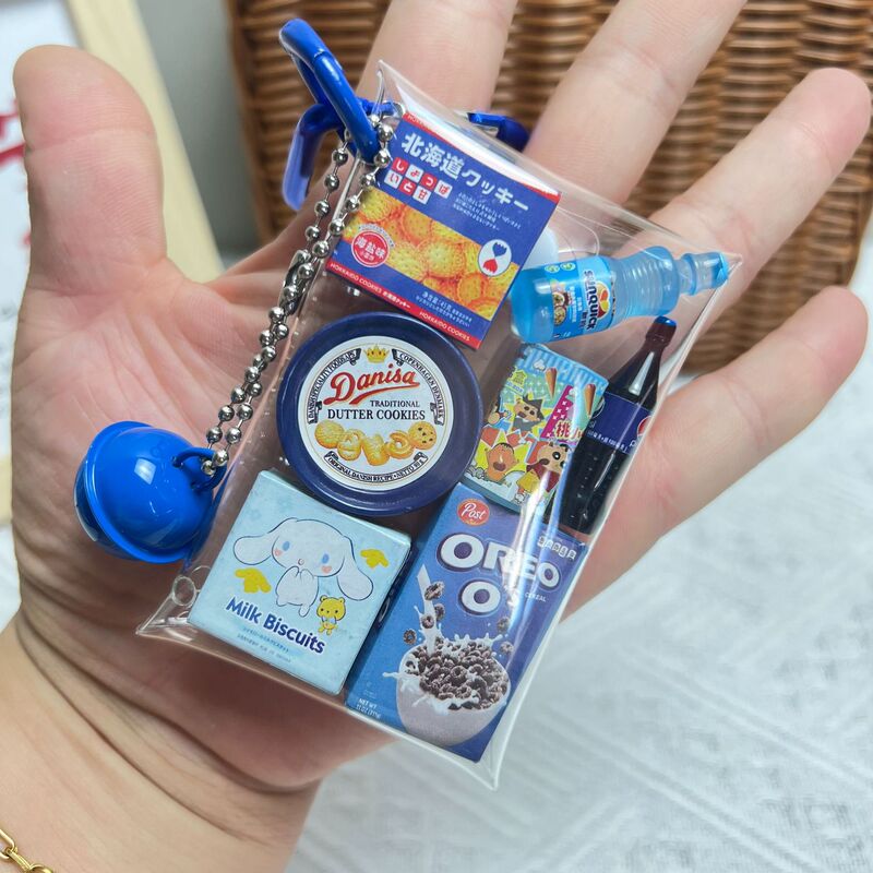 日本式のミニチュアの卵は学生のかばんをかぶせます。|undefined