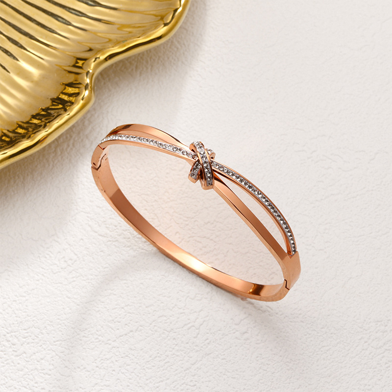 En stock fábrica directa Transfronteriza Popular electrochapado 18K pulsera de acero de titanio femenina personalidad no se desvanece moda nicho moda