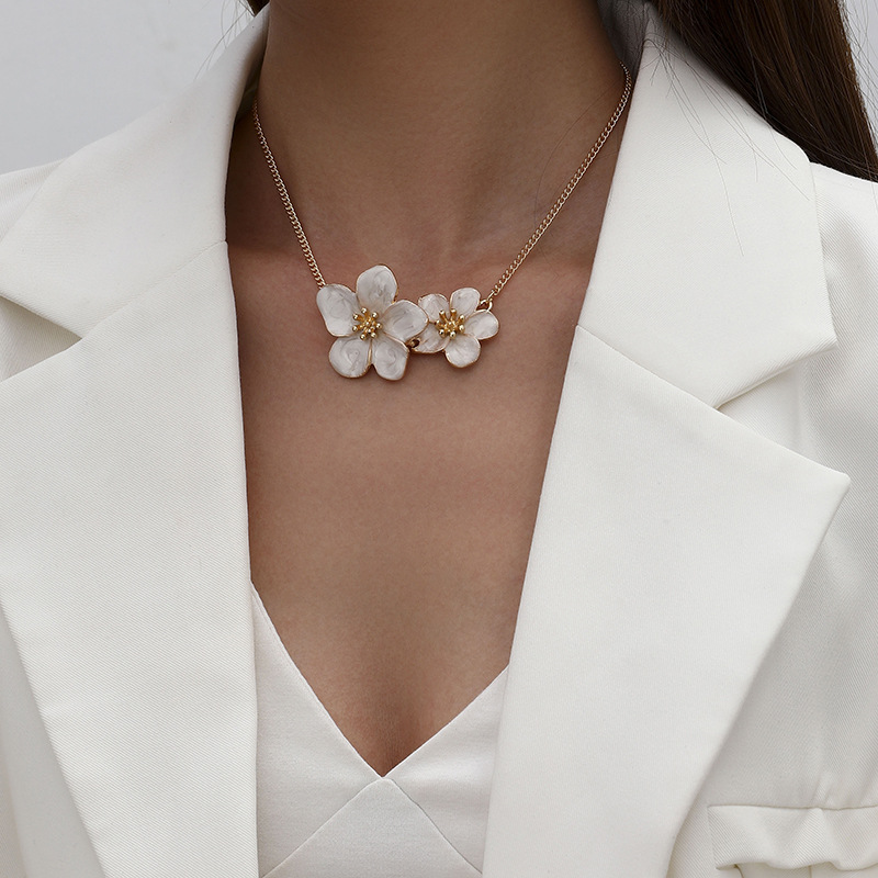 Dulce y fresco collar de costura de flores blancas súper hada femenina temperamento de lujo ligero cadena de clavícula de todo fósforo joyería de diseño de nicho image 1