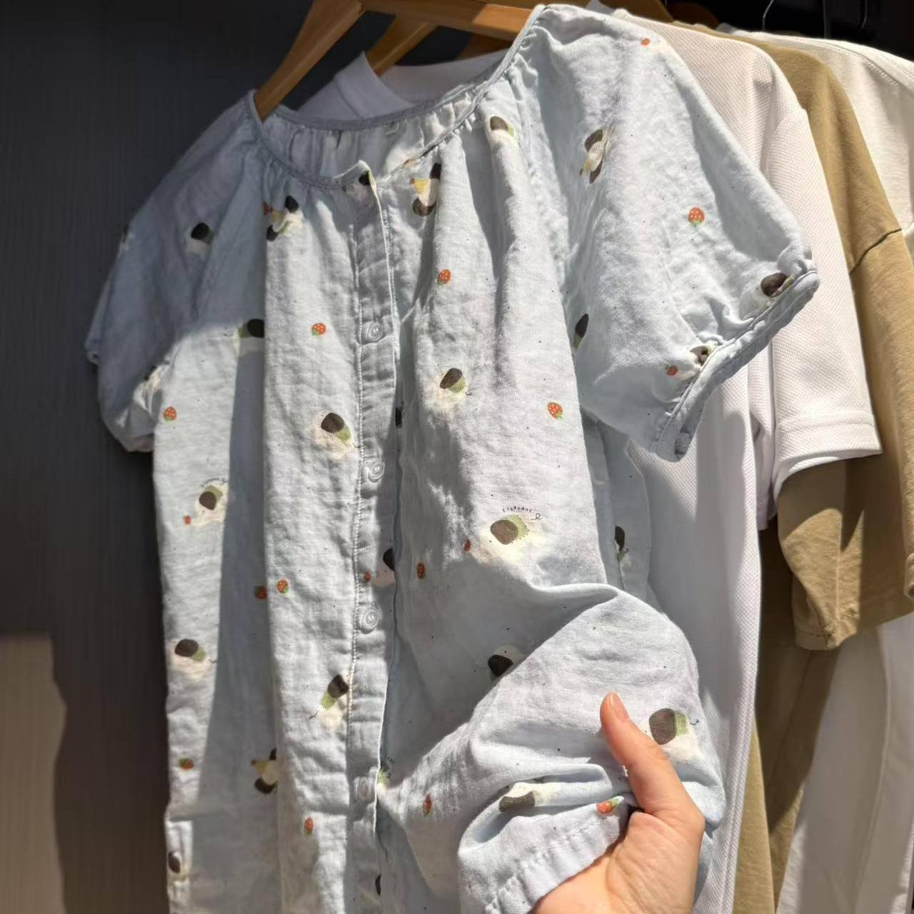 Trousers with a round collar, strawberry