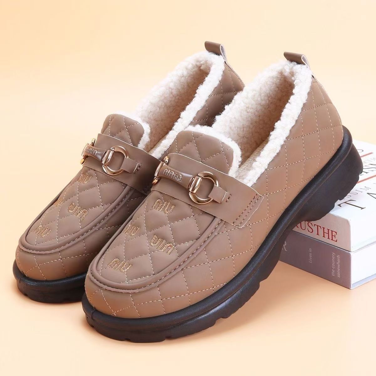 Otoño y invierno de 2025 nuevos zapatos de terciopelo calientes de moda versátil con suela gruesa antideslizante suave zapatos casuales Lefour