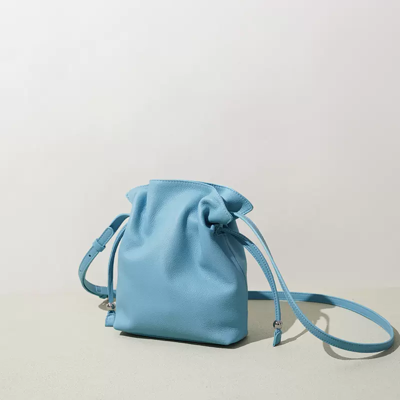 韩版真皮抽绳云朵包女新款百搭福袋手机包休闲简约上班通勤斜挎包