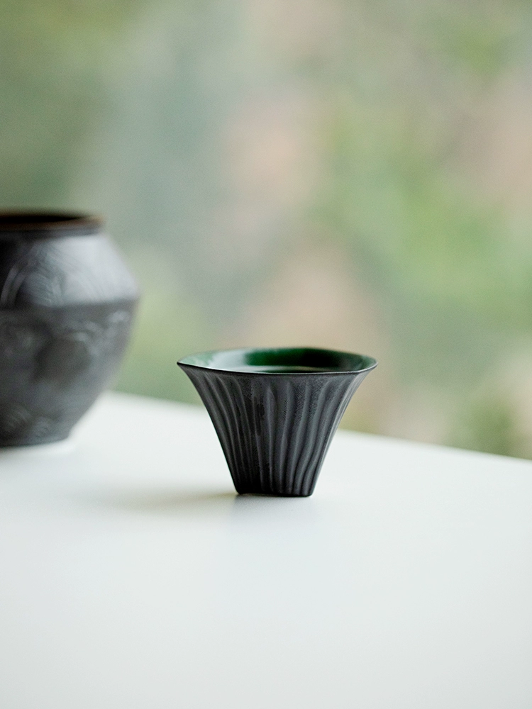 Jet black three-legged ceramic tea cup home creative ceramic tea cup single master cup kung fu tea cup