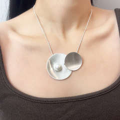 銀色の伸糸の不規則な愛の長いタイプのペンダントのネックレスの女性の高級感のおしゃれな百合の毛の鎖の鎖の骨の鎖の潮