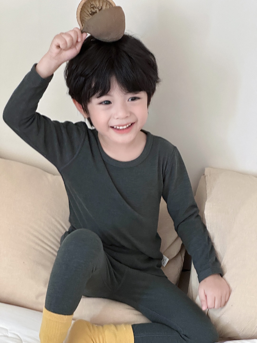 짙은 회색 중성