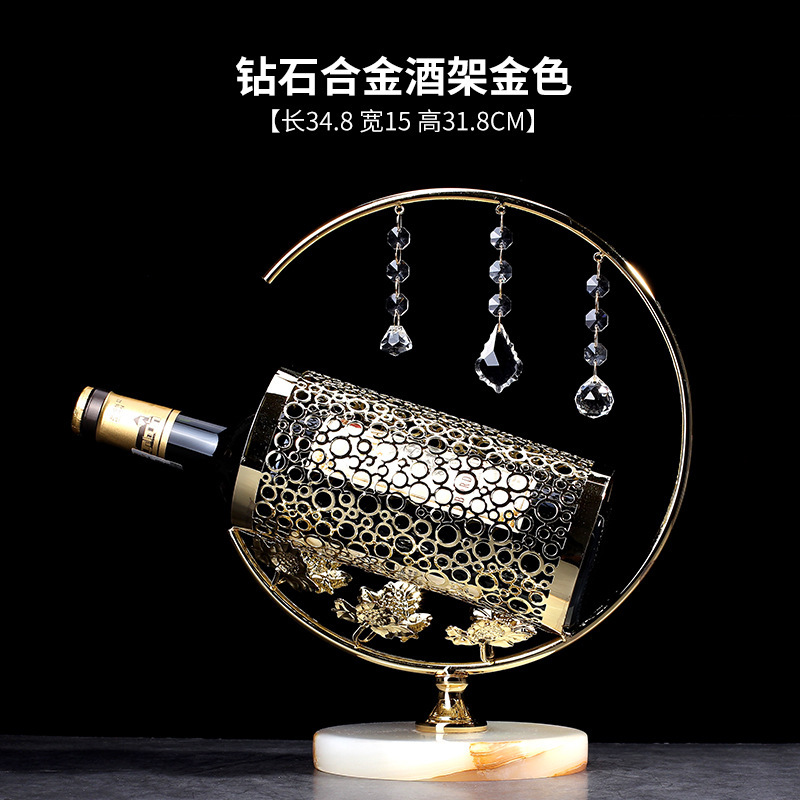 軽くて豪華な風の金色の酒の箱はワインの棚を飾ってワインの棚のワインの杯の棚を並べます。|undefined