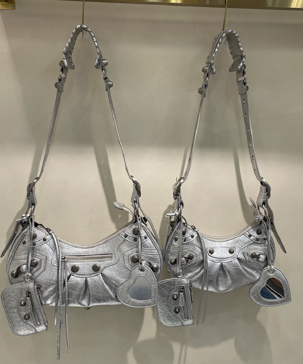 Bolso de locomotora de remache Le Cagole de alta calidad dulce y fresco chica caliente tres en uno bolso de media luna plisado de cuero bolso de axila