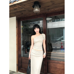 辣妹杏色一字露斜肩修身设计感上衣女夏季新款收腰显瘦半身裙套装