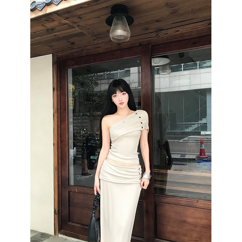 辣妹杏色一字露斜肩修身设计感上衣女夏季新款收腰显瘦半身裙套装|undefined