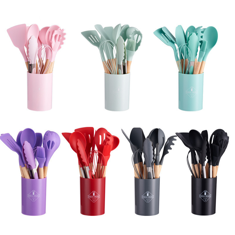 Juego de utensilios de cocina de silicona con mango de madera de doce piezas, de colores, para almacenar espátulas y cucharas resistentes a altas temperaturas y aptas para uso con alimentos, en stock.
