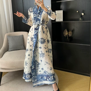 褶皱青花瓷外套女2024春秋新款时尚印花长袖气质减龄外披大长袍