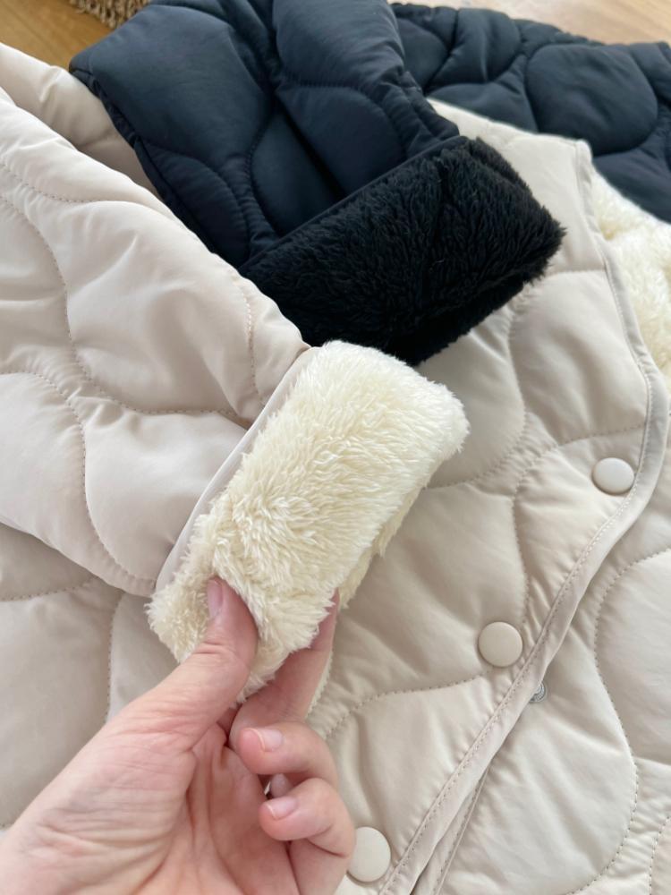 襟のないベルベットは薄っぺらなファッションをつなぎ合わせている冬の韓国版のゆるい小香風菱格保温綿服綿服