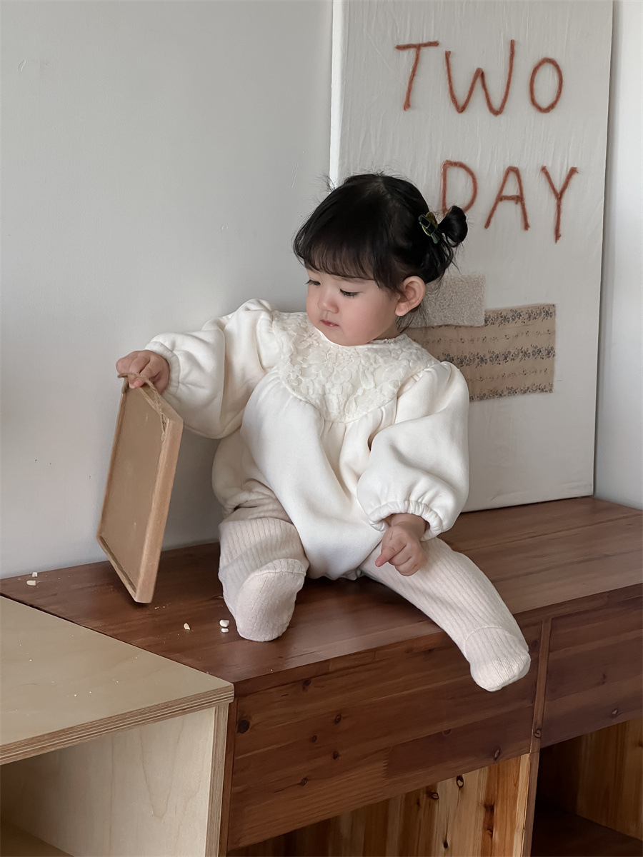 Ropa de otoño y invierno para bebés, ropa infantil coreana 2024 bebé engrosado, camiseta de niñas encaje de terciopelo en invierno