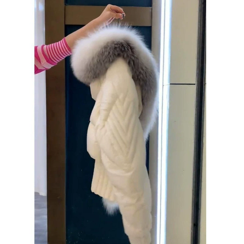 Белая короткая пуховка с наполнителем, в стиле Chanel
