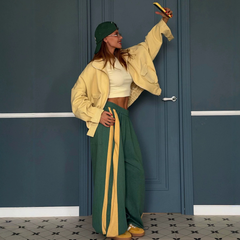 American-style high street wide-leg sweatpants with contrasting color stripes for women, high-waisted, loose-fitting, elastic waist, floor-length casual jogger pants American-style high street wide-leg sweatpants with contrasting color stripes for women, high-waisted, loose-fitting, elastic waist, floor-length casual jogger pants