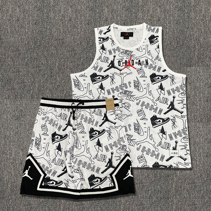 Nuevo conjunto de ropa deportiva de hombre volador en verano, entrenamiento de carrera para hombres, chalecos cortos transpirables de secado rápido, dos juegos al por mayor