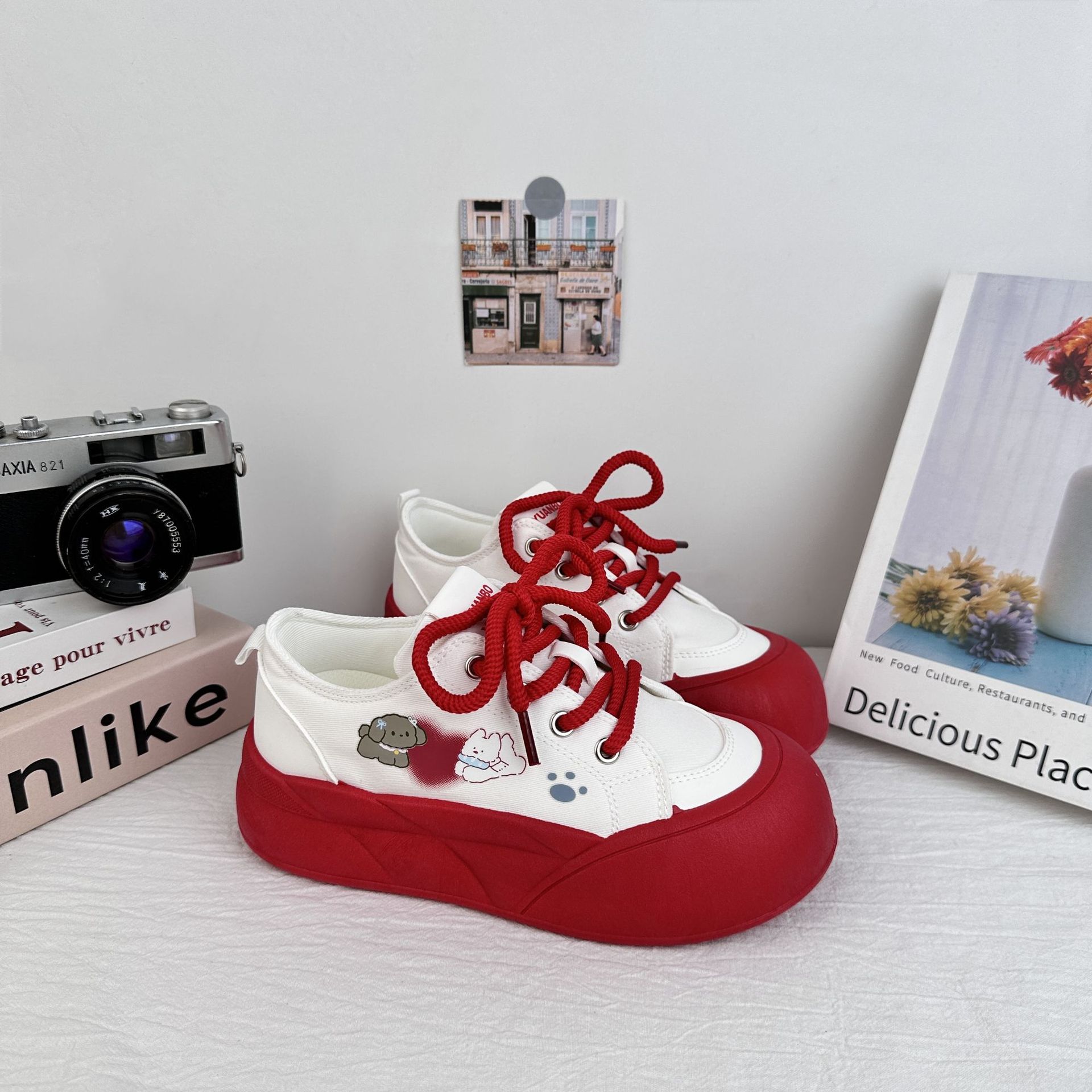 YuanWa lindos zapatos de skate suaves para mujeres 2025 verano nuevo estilo universal chic con suela gruesa pequeña zapatos de pan casuales blancos