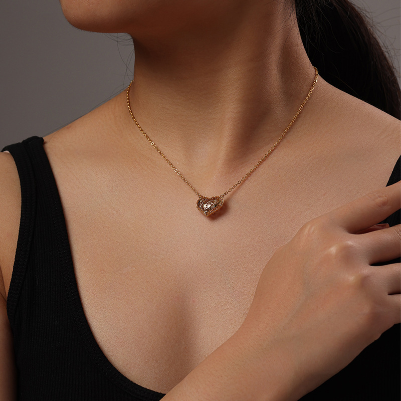 Xuping aleación de cobre chapado 24k color temperamento simple hueco amor collar de nicho de diseño diario para mujeres collares al por mayor
