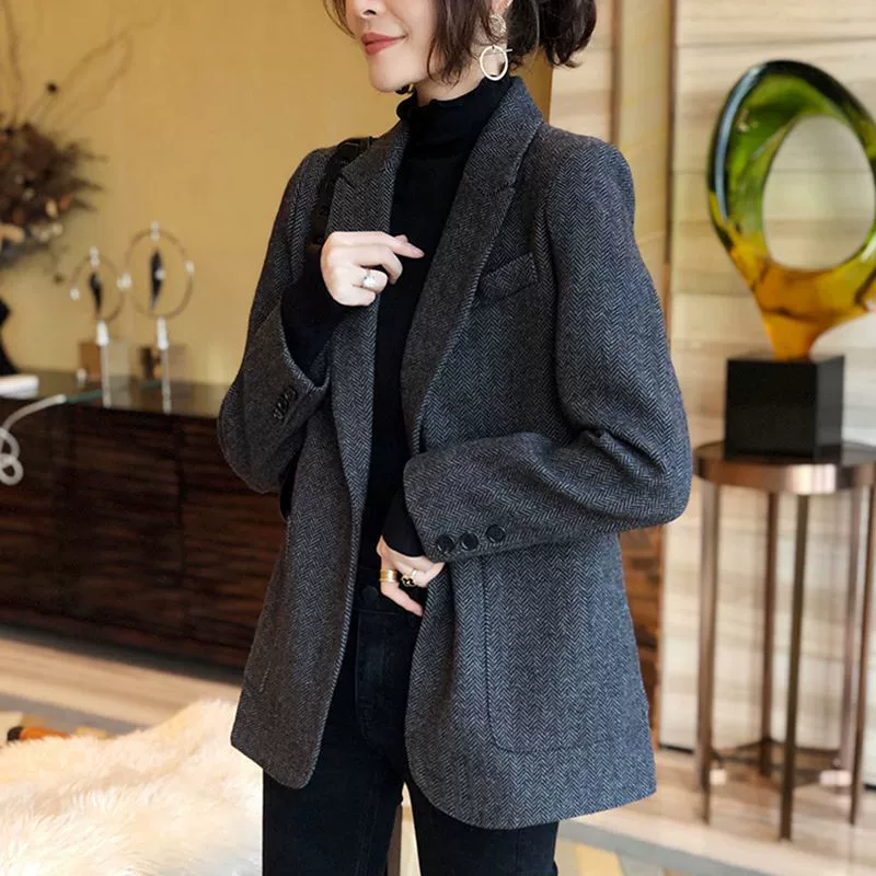 Demi-season fitted colored suit, European style, 2023 collection