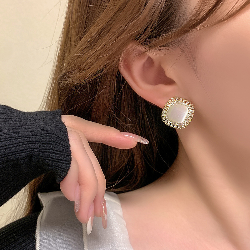 ライトラグジュアリーハイエンドパールイヤリング女性のニッチデザインレトロイヤリング2025新しいトレンディなユニークなインターネットセレブイヤリング|undefined