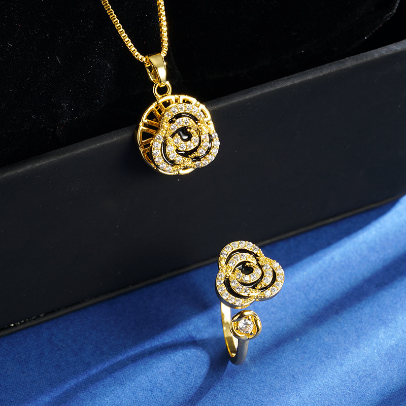 Collar de aleación de cobre de diamante de oro negro de arroz vietnamita estilo frío, la misma popularidad en línea no se desvanece durante mucho tiempo.