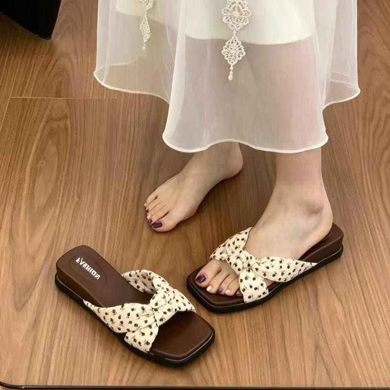 2026 verano nuevo temperamento de moda dulce arco ondulado punto de una palabra antideslizante talón casual zapatillas de fondo plano image 4
