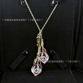 2025小香风新款项链时尚高级感甜美粉色琉璃树脂桃子吊坠批发代发