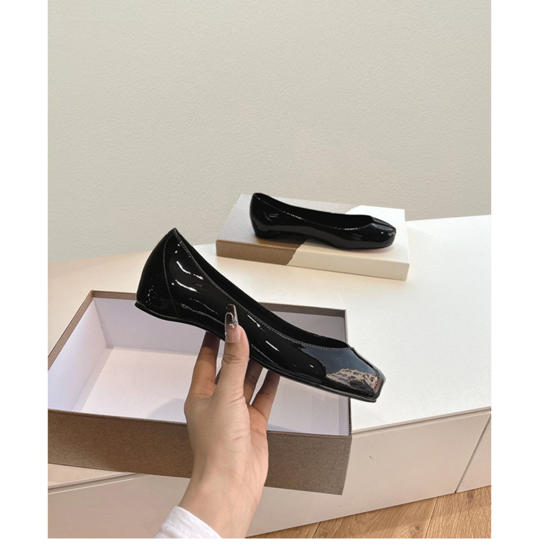 حذاء نسائي مسطح بكعب منخفض مع اصبع مفتوح بتصميم سهل الارتداء