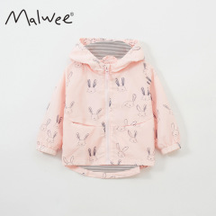 Malweeの女の子のコートの秋の新型の欧米の子供服のコートのカジュアルな子供の漫画の帽子の風の服の卸売り