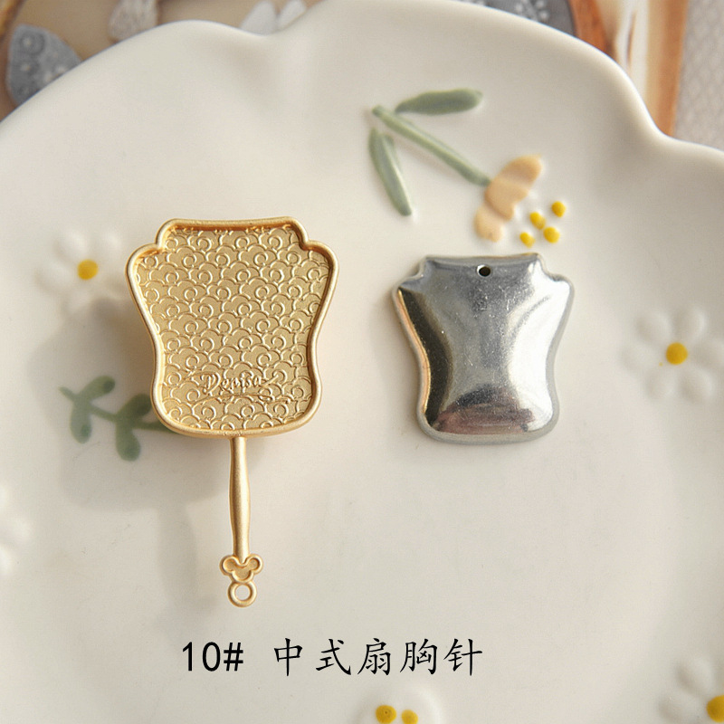 晗颖手工宋锦蓝染布手染布刺绣布芭蕉扇锁葫芦底托合金饰品胸针款|undefined