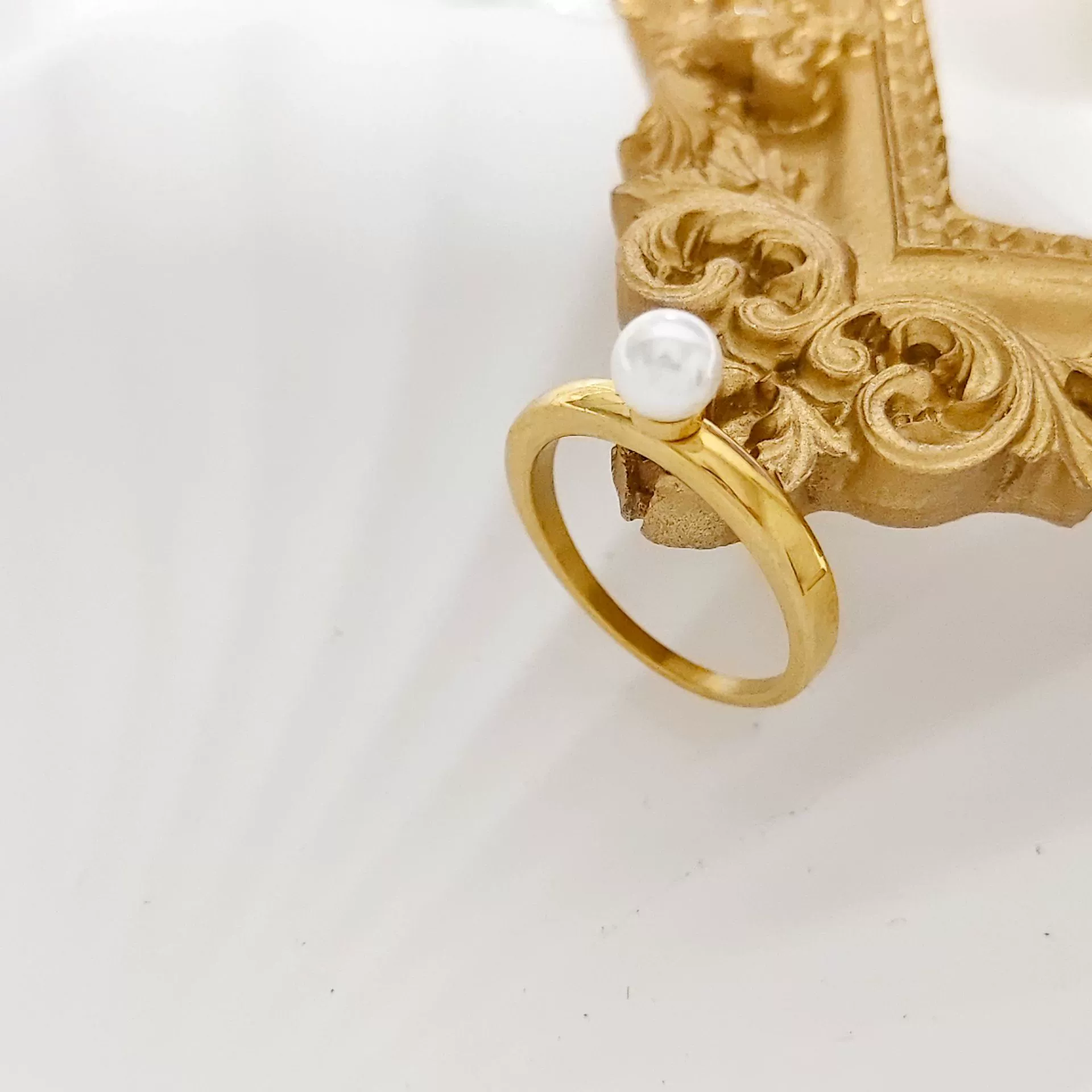 Xinghe новый европейский и американский нишевые дизайнерские чувства просты и холодны, белый жемчуг 18-каратное золотое титановое кольцо, женское ювелирное изделие