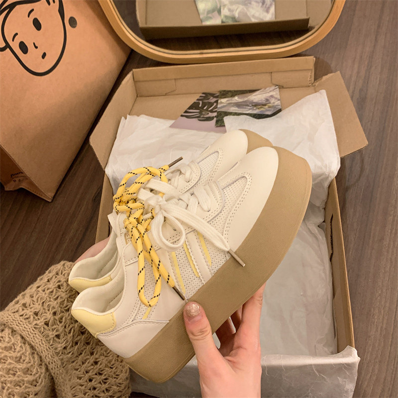Zapatos blancos con suela gruesa zapatos deportivos casuales de mujer 2026 nuevos zapatos de mujer de verano súper caliente y versátiles zapatos de skate casuales