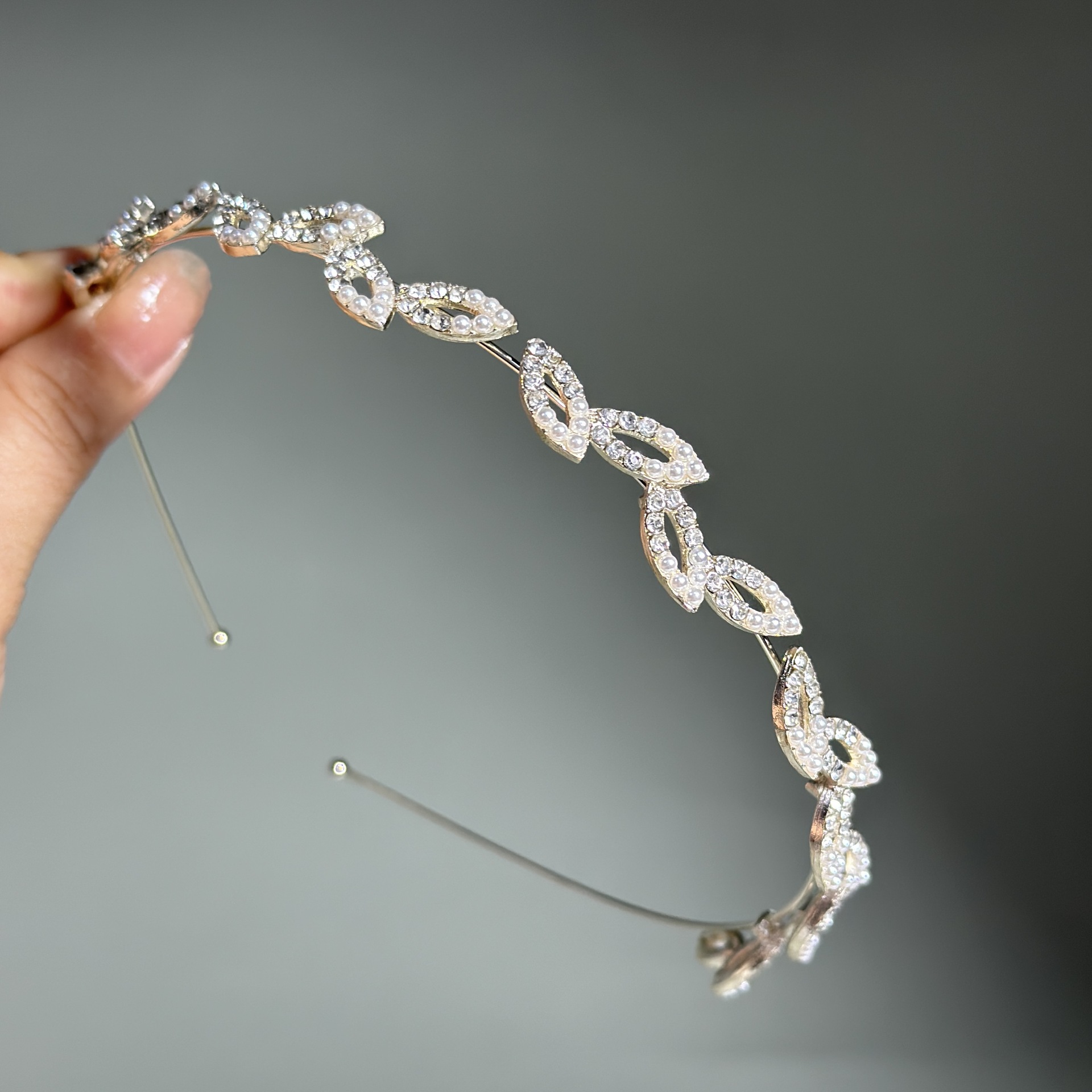Bandeau fin en métal avec nœud en strass style forêt, style féerique, orné de petites fleurs. Élégant et simple, inspiré des influenceuses._voghion.com