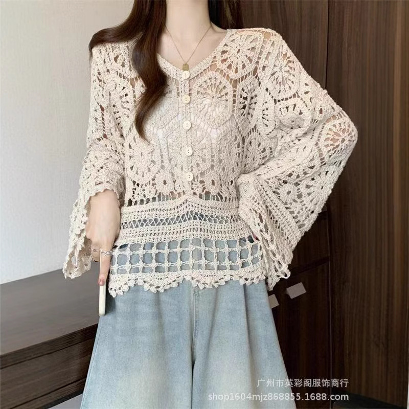 Lazy Style Thin Knitted Knitwear for Women in Spring Korean Style Design Outer Blouse V Neck Cut Out Loose Short Top