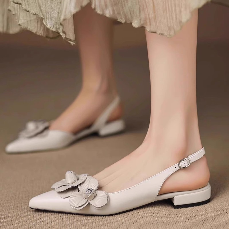 ファッショナブルな花のスリムなポインテッドトゥローヒール多用途シューズフラットソールスカート付きトゥキャップサンダル女性用 2025 夏の新スタイル|undefined