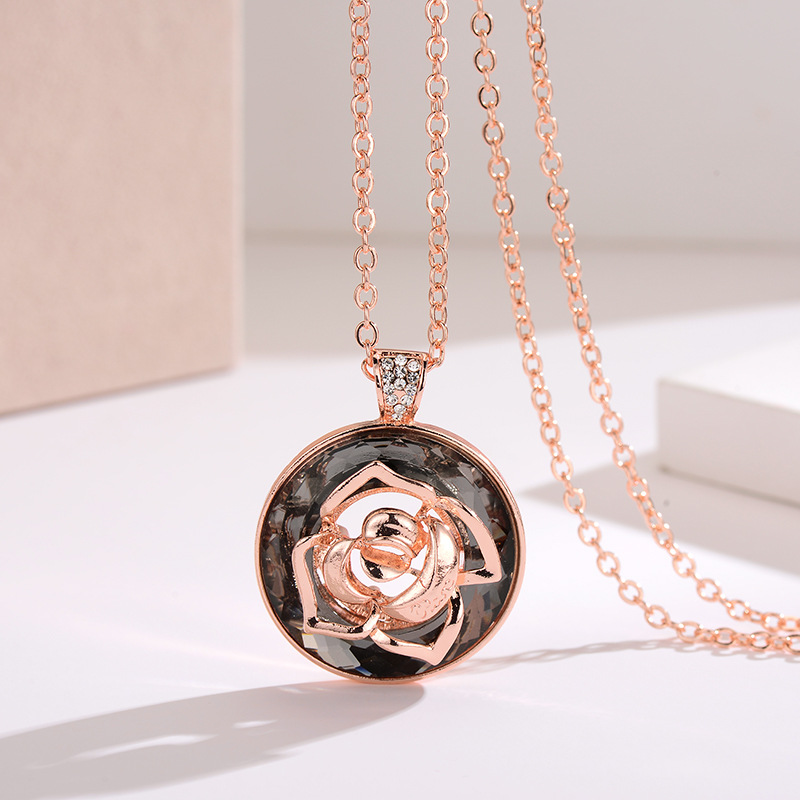 Cadena para suéter con diseño de flor de rosa para mujer, versátil, de alta gama, a la moda, de lujo ligero, cadena larga para suéter de otoño e invierno, accesorios de moda al por mayor.