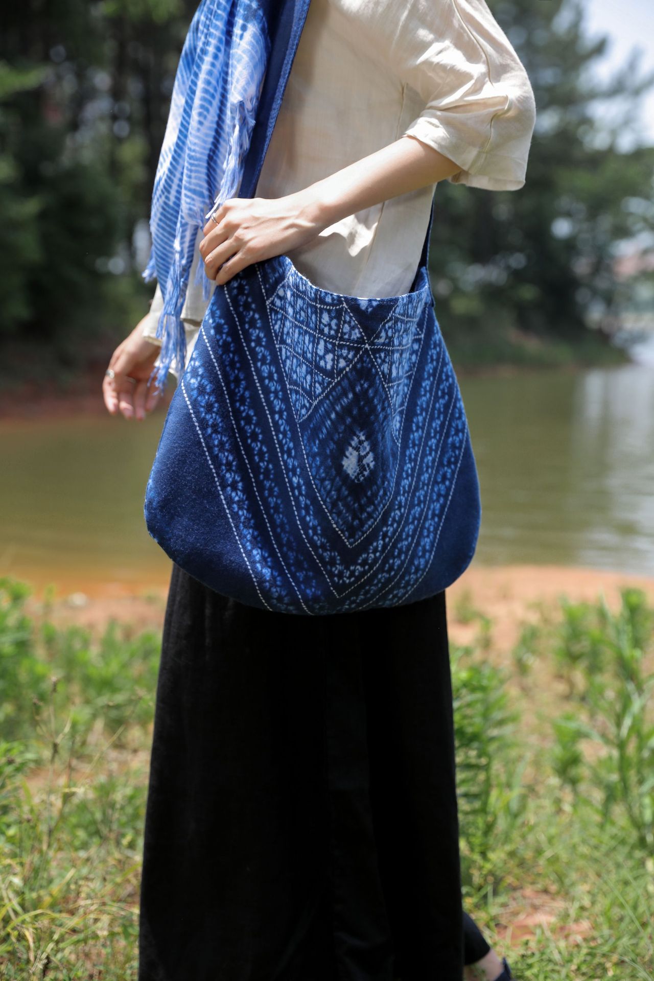 2023 Yunnan estilo étnico hecho a mano tie-dyed bolso de hombro artístico versátil pequeño bolso de tela azul y blanco retro casual bolsa de mensajero