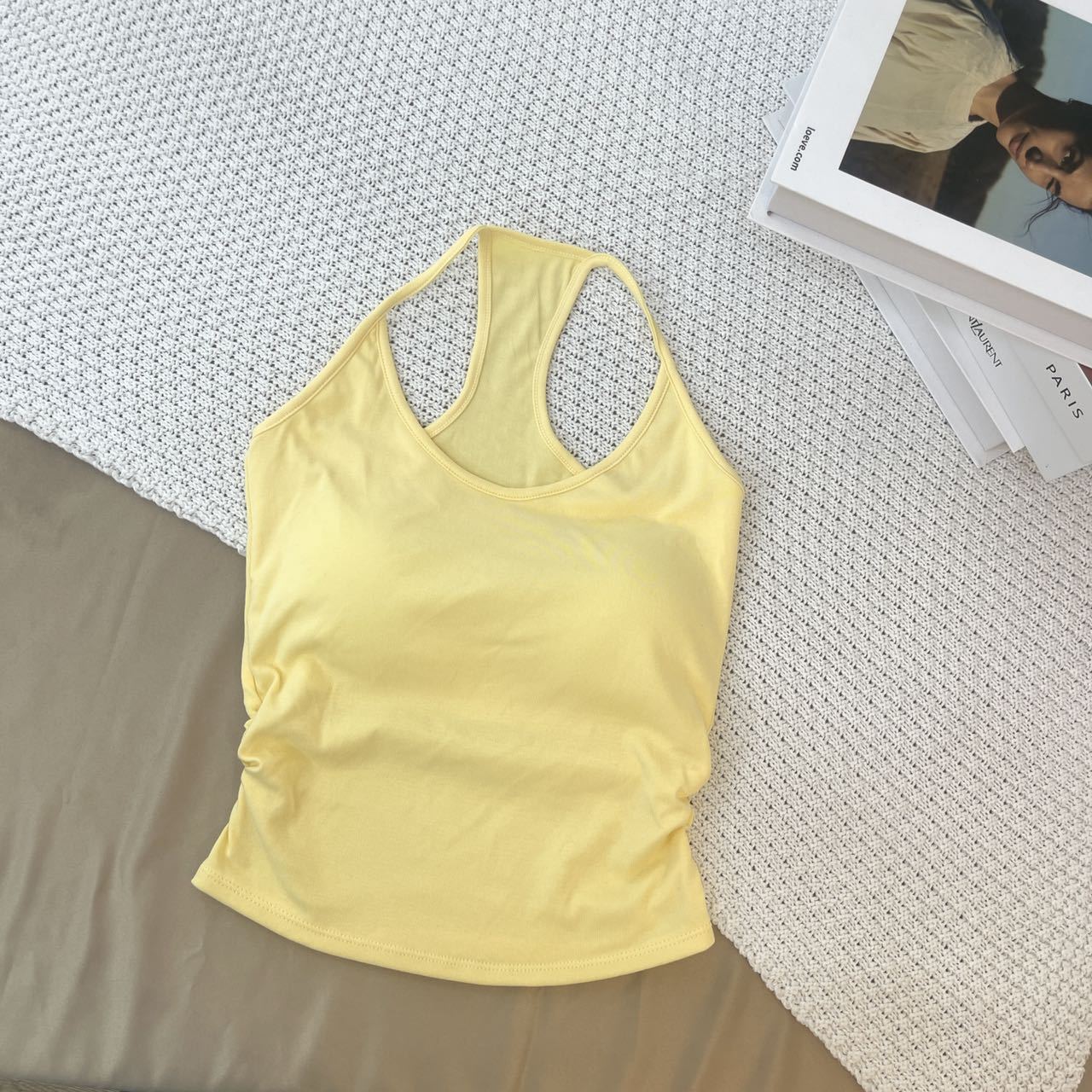 Nuevo estilo americano de espalda dulce y picante hermoso estilo de Hong Kong pequeño cinturón con cojín de pecho base dentro con chaleco de verano para colgar la chaqueta de cuello