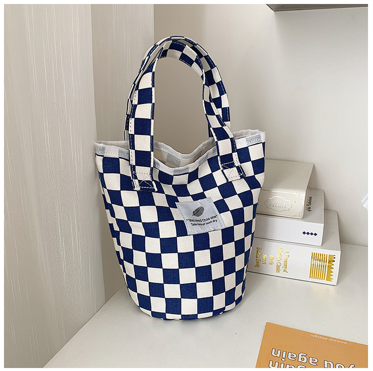 A fashionable new Japanese and Korean chic black and white checkered canvas bag, a large-capacity single-shoulder bag for women, and a simple student handbag undefined