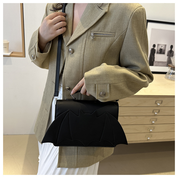 A new 2024 European and American Halloween single-shoulder bag for women, with a unique and funny bat style and a trendy crossbody bag undefined